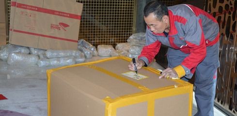 搬運工為玻璃廠運魚缸：搬運工為玻璃廠運魚缸的具體情況可能會有所不同，但根據搜索結果，工為玻璃廠運送魚缸，細節與