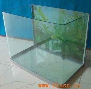 玻璃店的師傅在用玻璃做一個魚缸多少錢：玻璃魚缸價格受多種因素影響制作魚缸制作注意事項