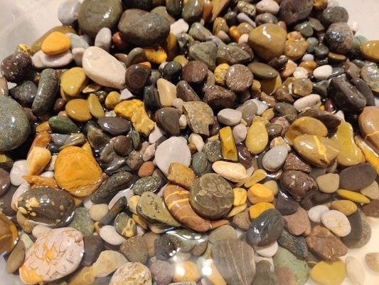 大魚缸怎么放石頭好看：魚缸擺放石頭的技巧，魚缸石頭擺放美學，技巧與布局，打造自然