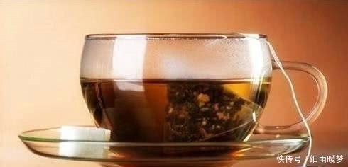 茶水可以倒進魚缸里嗎為什么會死：探討茶水倒入魚缸是否會導致魚類死亡之前需要了解茶水中的成分