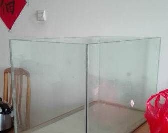 邊包底魚缸里面還用打玻璃膠嗎：邊包底魚缸內部打玻璃膠取決于魚缸的具體結構和設計