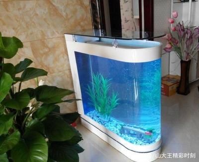 方形魚缸和圓形魚缸的區(qū)別：方形魚缸和圓形魚缸各有優(yōu)缺點