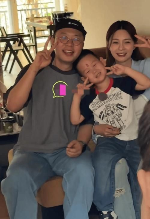 和昌興龍一家三口照片，昌興龍全家福