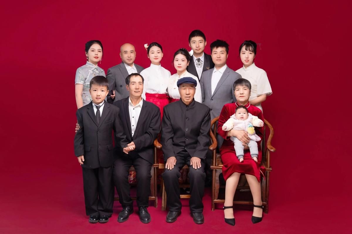 和昌興龍一家三口照片，昌興龍全家福