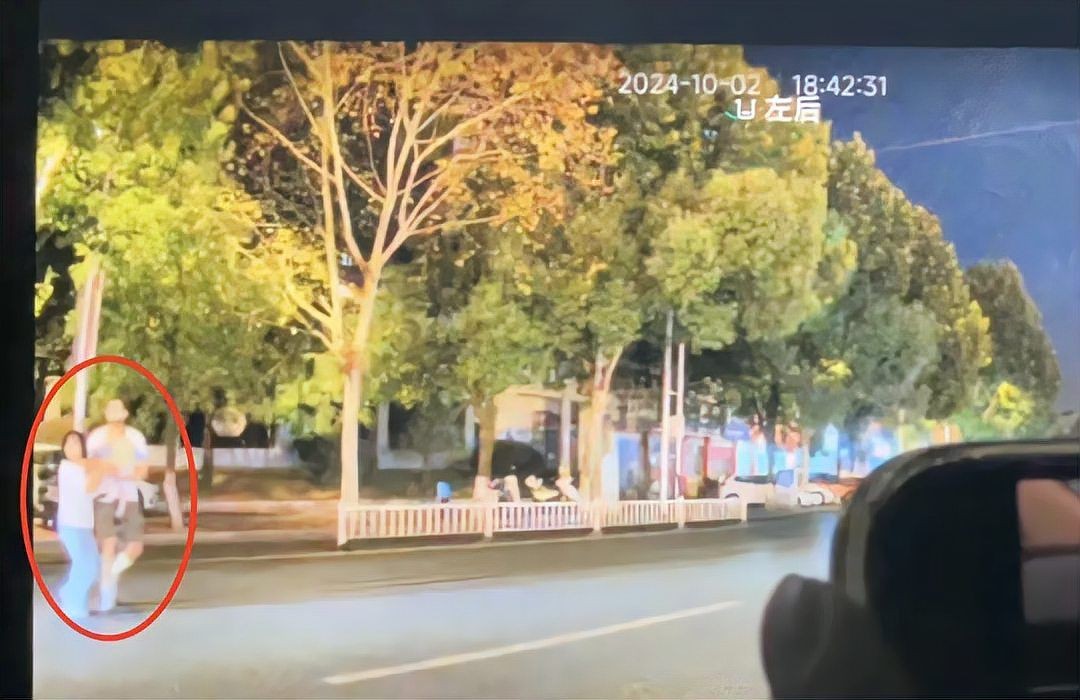 和昌興龍一家三口照片，昌興龍全家福