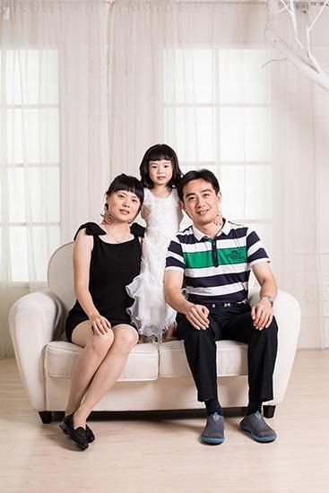 和昌興龍一家三口照片，昌興龍全家福