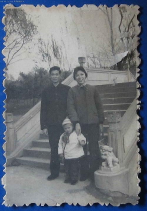 和昌興龍一家三口照片，昌興龍全家福