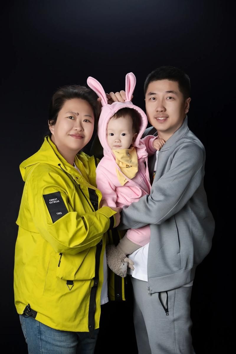 和昌興龍一家三口照片
