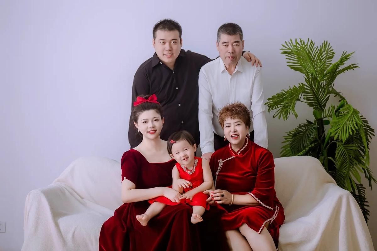 和昌興龍一家三口照片