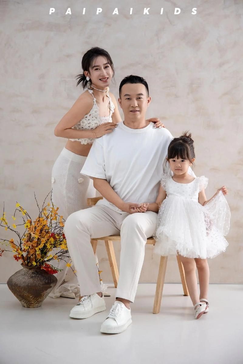 和昌興龍一家三口照片