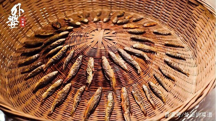 河里貼著石頭的魚(yú)叫什么：石爬[需手動(dòng)填充]石爬子、青石爬子、黃石爬子、黃石爬子、火箭魚(yú)