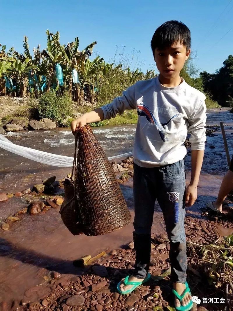 河里貼著石頭的魚(yú)叫什么：石爬[需手動(dòng)填充]石爬子、青石爬子、黃石爬子、黃石爬子、火箭魚(yú)