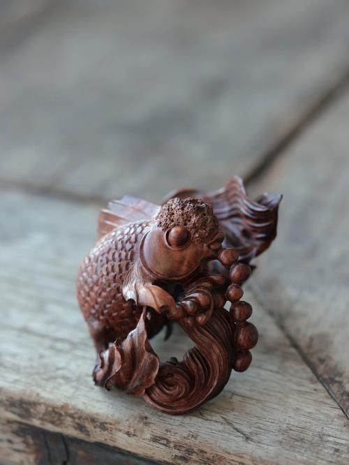 木雕金魚圖片大全大圖：“木雕金魚”傳統(tǒng)手工藝品的藝術魅力與視覺呈現(xiàn)