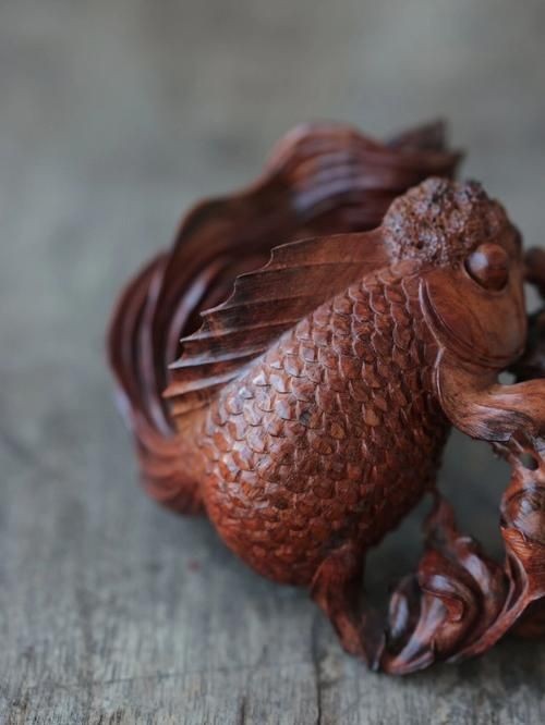 木雕金魚圖片大全大圖：“木雕金魚”傳統(tǒng)手工藝品的藝術魅力與視覺呈現(xiàn)