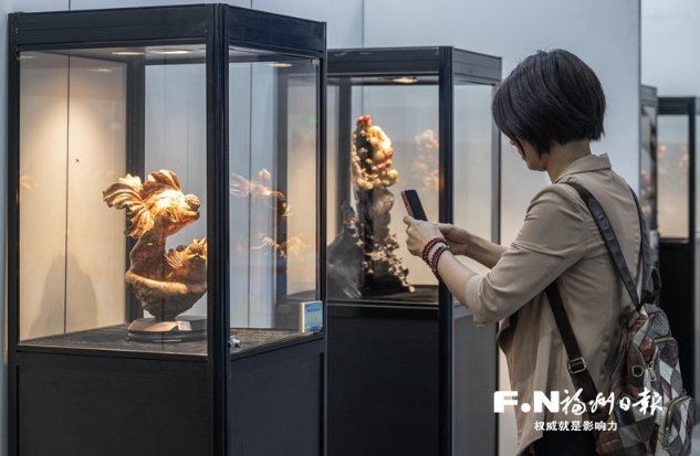 木雕金魚圖片大全大圖：“木雕金魚”傳統(tǒng)手工藝品的藝術魅力與視覺呈現(xiàn)