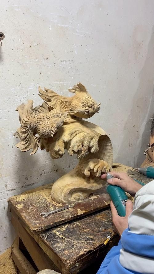 木雕金魚圖片大全大圖：“木雕金魚”傳統(tǒng)手工藝品的藝術魅力與視覺呈現(xiàn)