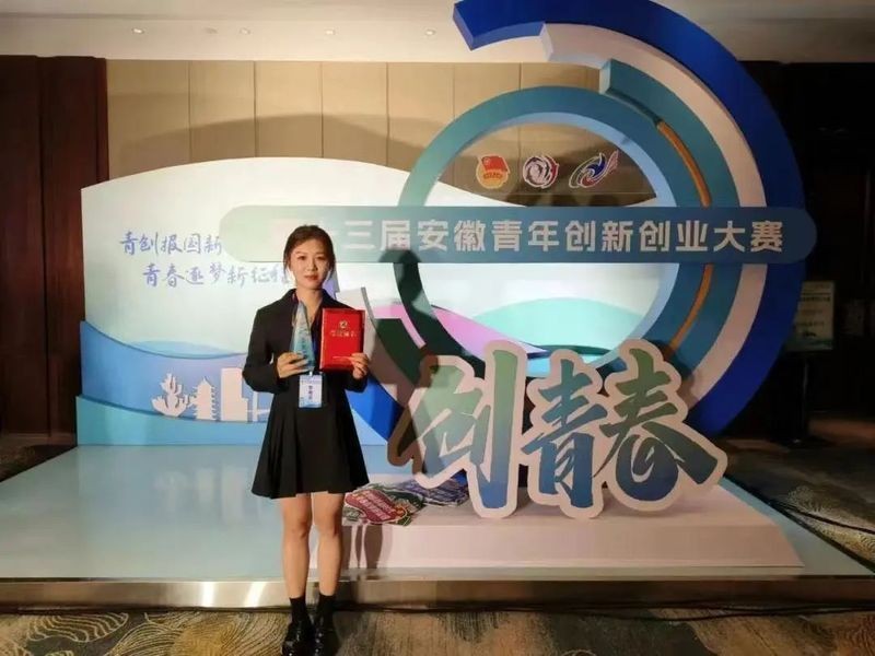 池州龍魚店：**《池州龍魚店：打造專業水族生態美學空間》