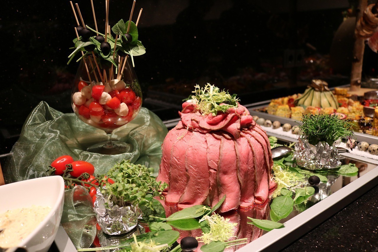 雷龍魚餓了的表現，雷龍魚饑餓時會展現出多種典型行為特征