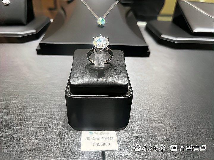 河南鉆石和真鉆一樣嗎|河南鉆石與真鉆存在一定區別從外觀上看二者極為相似