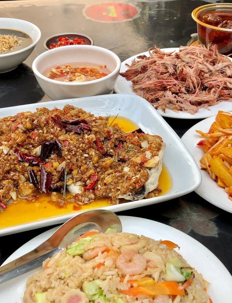 隴川龍魚店|隴川美食探秘:隱藏在小巷的阿佩家阿妍的藍色玻璃球,德宏傣味小館,夢回云南!寶子們…