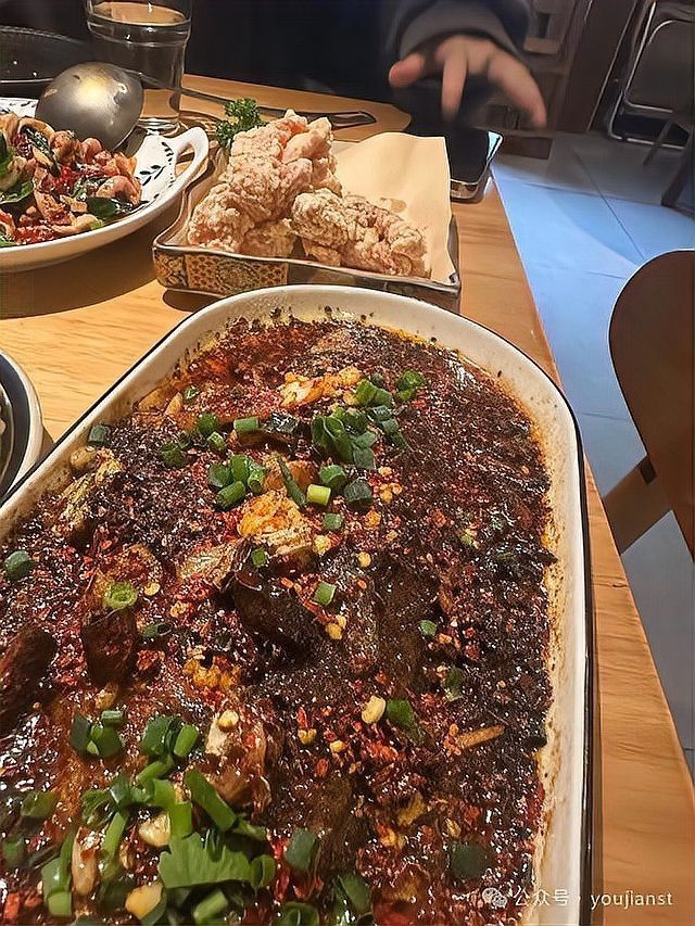 蕭山龍魚店【蕭山深巷驚現“飯店黑馬”!為燉一鍋甲魚,“敗家”老板狂砸15年陳皮+20只試驗品!】