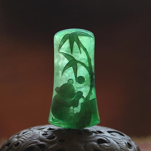 翡翠綠熊貓3000一條圖片【帝王綠翡翠熊貓吊墜】