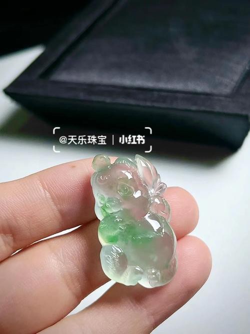 翡翠綠熊貓3000一條圖片【帝王綠翡翠熊貓吊墜】