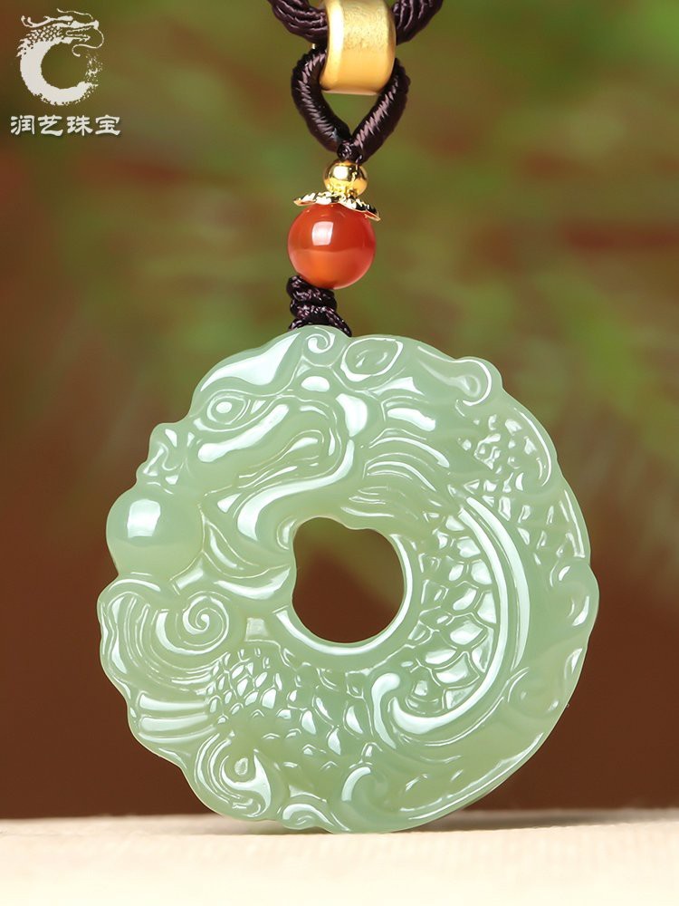 龍頭魚玉石吊墜【《龍頭魚玉石吊墜56：獨特韻味與文化內涵》**】