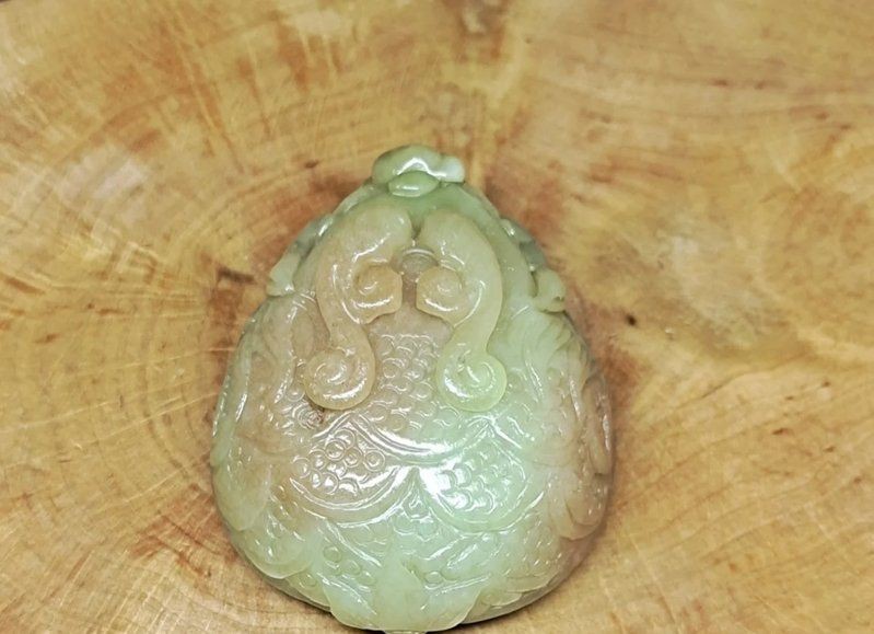 如何鑒別龍龜材質的真?zhèn)危俊救绾舞b別龍龜材質的真?zhèn)巍? title=