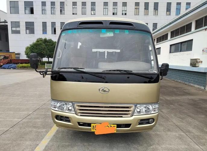 金龍19座中巴車(chē)圖片【豐田考斯特19座中巴車(chē)：實(shí)用與舒適的出行之選】