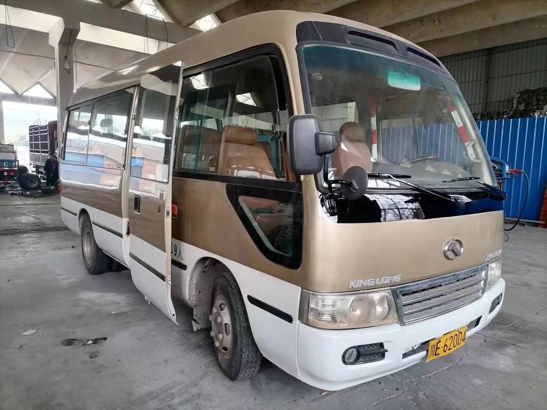 金龍19座中巴車(chē)圖片【豐田考斯特19座中巴車(chē)：實(shí)用與舒適的出行之選】