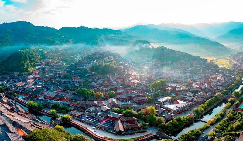 貴州千戶苗寨在貴州哪個地方【中國最大的苗族聚居村寨之一，被譽為“千戶苗寨”之一】