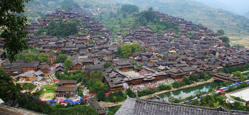 貴州千戶苗寨在貴州哪個地方【中國最大的苗族聚居村寨之一，被譽為“千戶苗寨”之一】