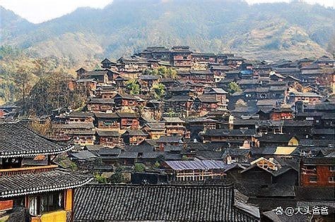 貴州千戶苗寨在貴州哪個地方【中國最大的苗族聚居村寨之一，被譽為“千戶苗寨”之一】