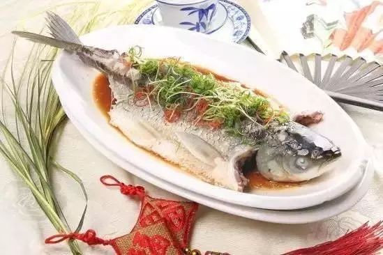 在飯桌上為什么要魚頭朝外【文明青島,宴席上這個魚的魚頭怎么放】