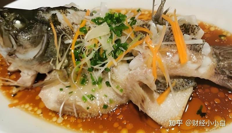 在飯桌上為什么要魚頭朝外【文明青島,宴席上這個魚的魚頭怎么放】
