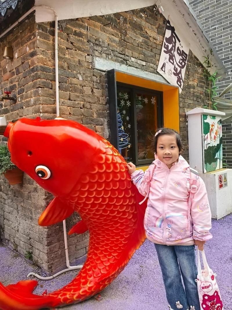 錦鯉幼崽圖片【《錦鯉幼崽圖片：靈動水世界的奇妙初現(xiàn)》】