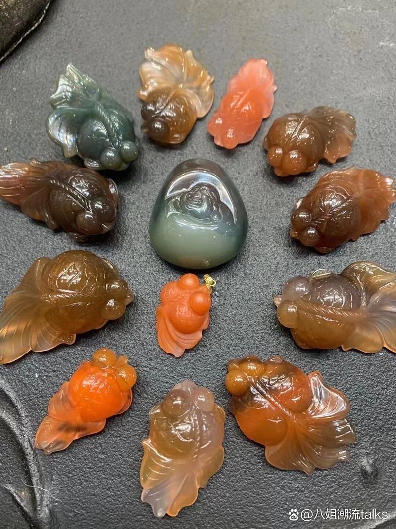 魚雕刻圖案吊墜的寓意【魚形吊墜有什么寓意】