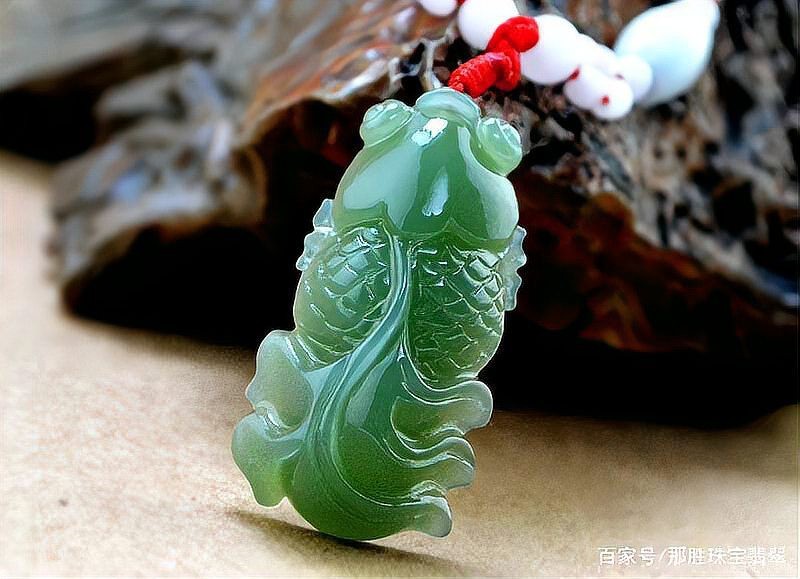 魚雕刻圖案吊墜的寓意【魚形吊墜有什么寓意】
