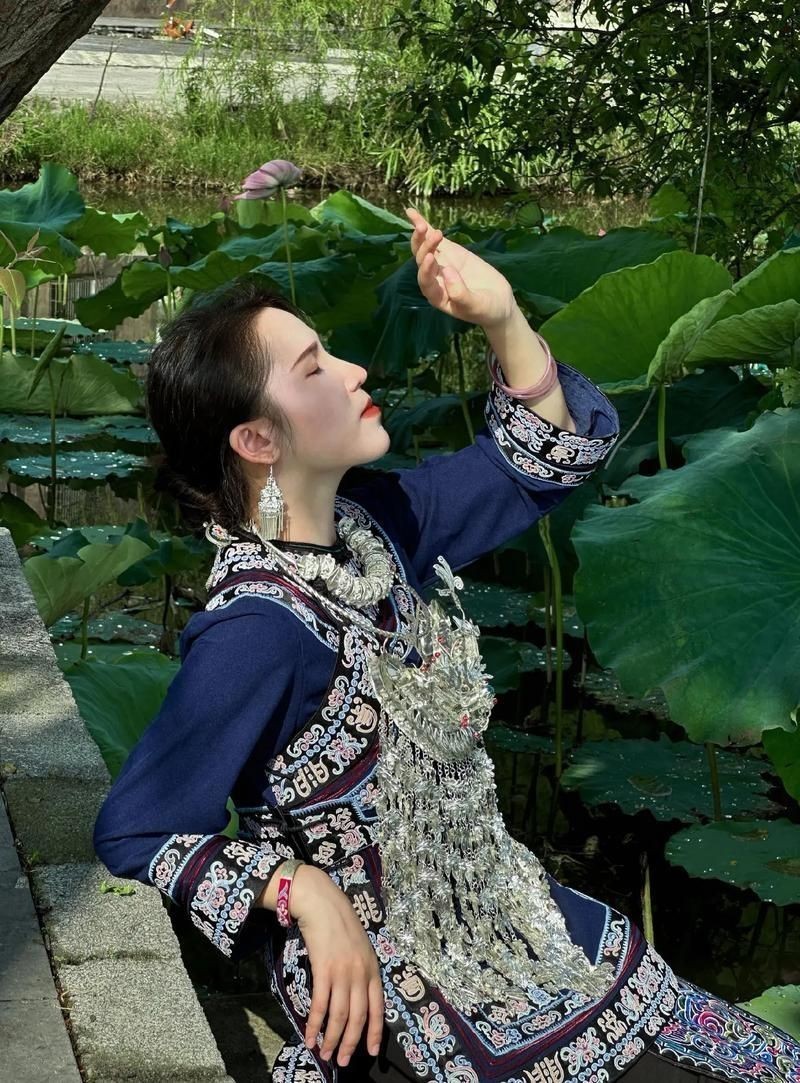 貴州三都水族姑娘圖片【《貴州三都水族姑娘：靈動與質樸的交織》】