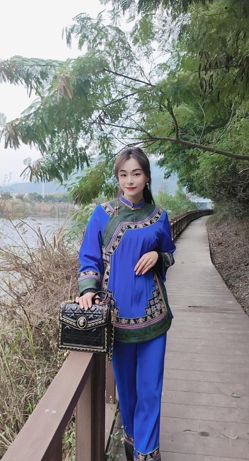 貴州三都水族姑娘圖片【《貴州三都水族姑娘：靈動與質樸的交織》】