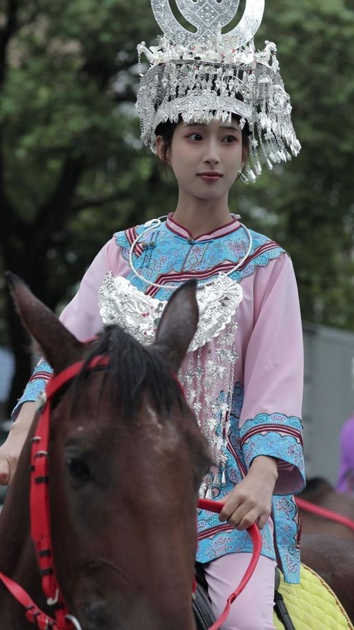 貴州三都水族姑娘圖片【《貴州三都水族姑娘：靈動與質樸的交織》】