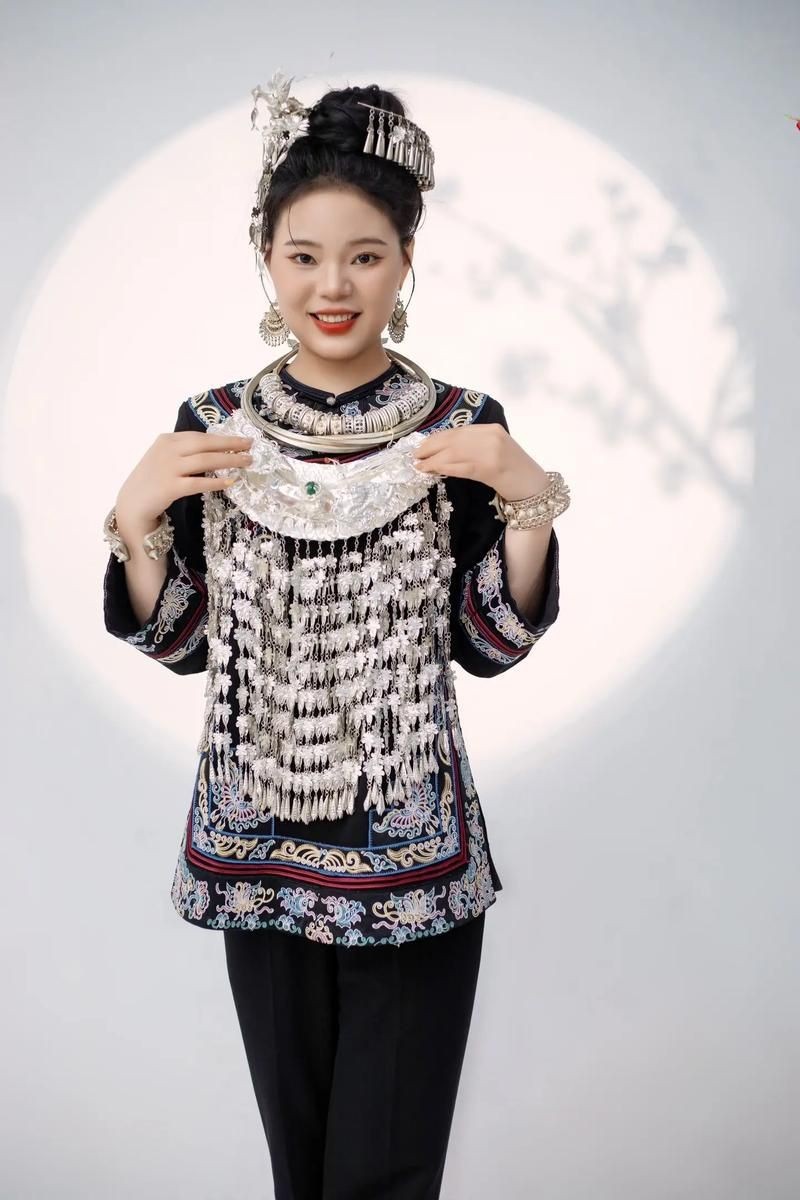 貴州三都水族姑娘圖片【《貴州三都水族姑娘：靈動與質樸的交織》】