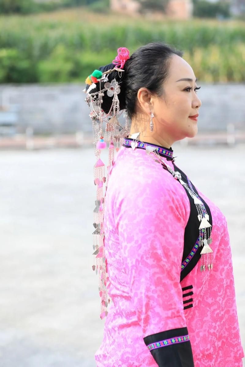 貴州三都水族姑娘圖片【《貴州三都水族姑娘：靈動與質樸的交織》】