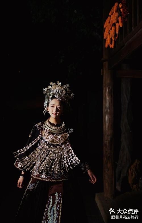 貴州三都水族姑娘圖片【《貴州三都水族姑娘：靈動與質樸的交織》】