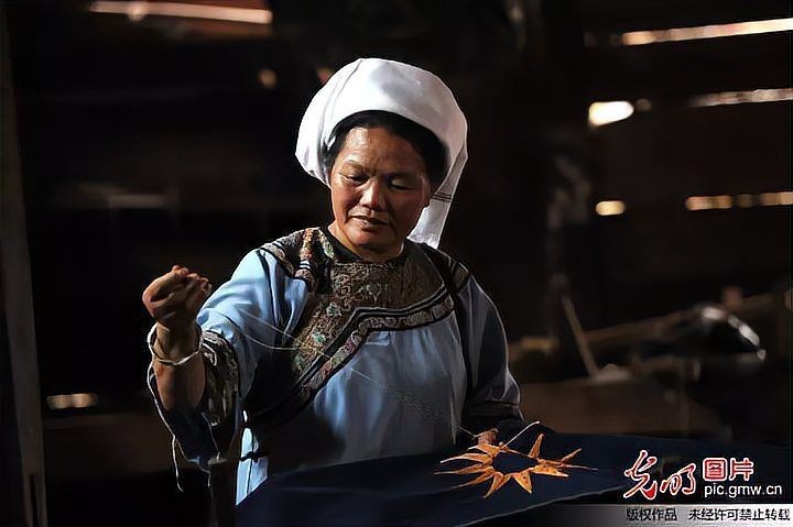 貴州三都水族姑娘圖片【《貴州三都水族姑娘：靈動與質樸的交織》】