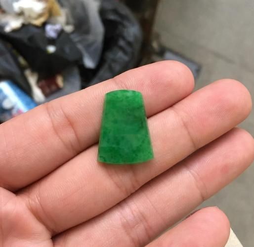 辣綠翡翠圖片【知識海洋，探秘真正的翡翠辣綠】