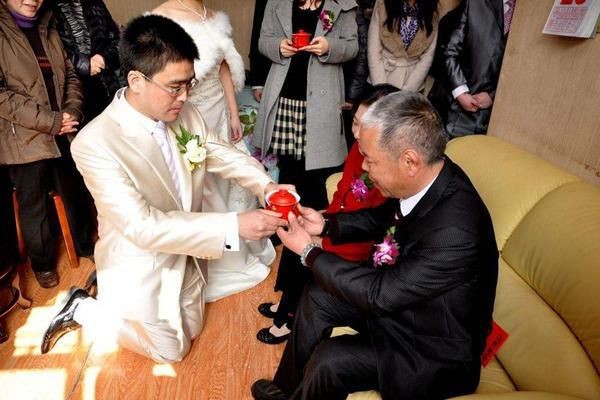 能否提供更多改口過程中的細節？【敬茶改口儀式的細節講究】
