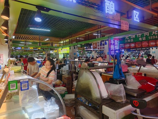 蘭州新區金龍魚批發市場（蘭州新區金龍魚批發市場是當地重要的食品及日用品集散地）