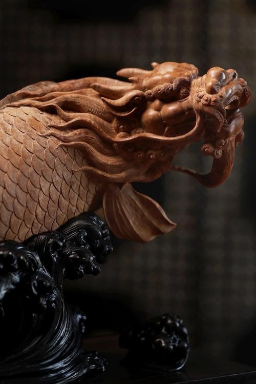 給我一些龍魚雕刻的圖片欣賞